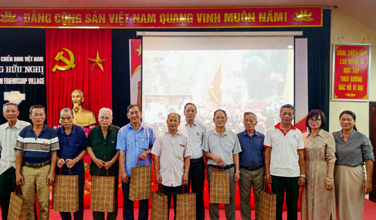 Phòng CTXH cùng các cá nhân, tổ chức trao tặng quà cho các bác cựu chiến binh và Làng hữu nghị Việt Nam